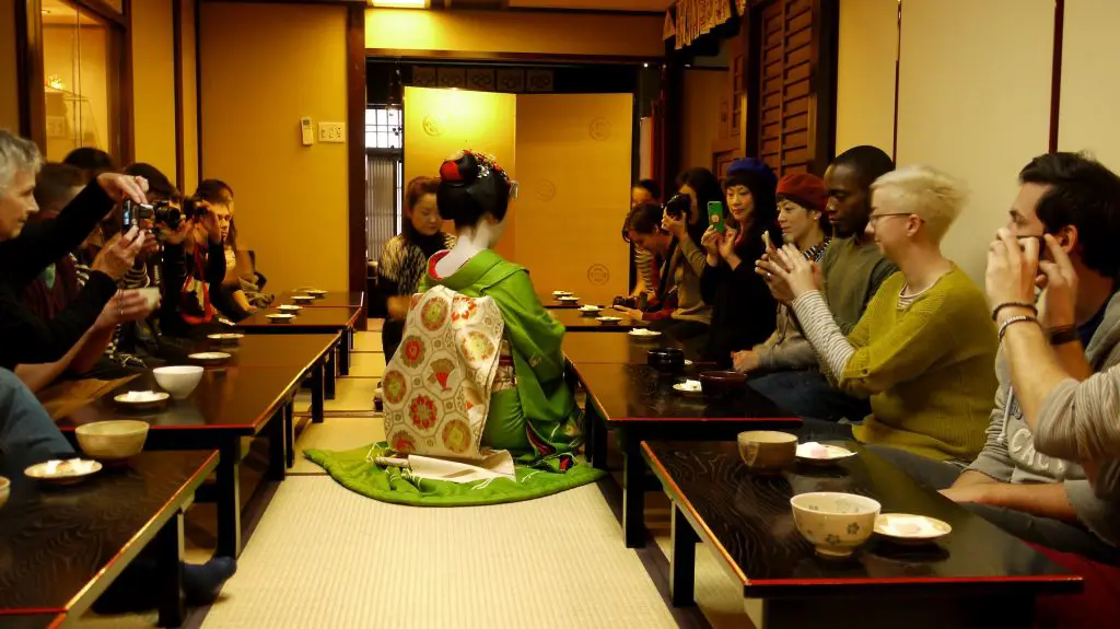 Be Relaxed and Entertained at a Geisha Banquet in Tokyo 