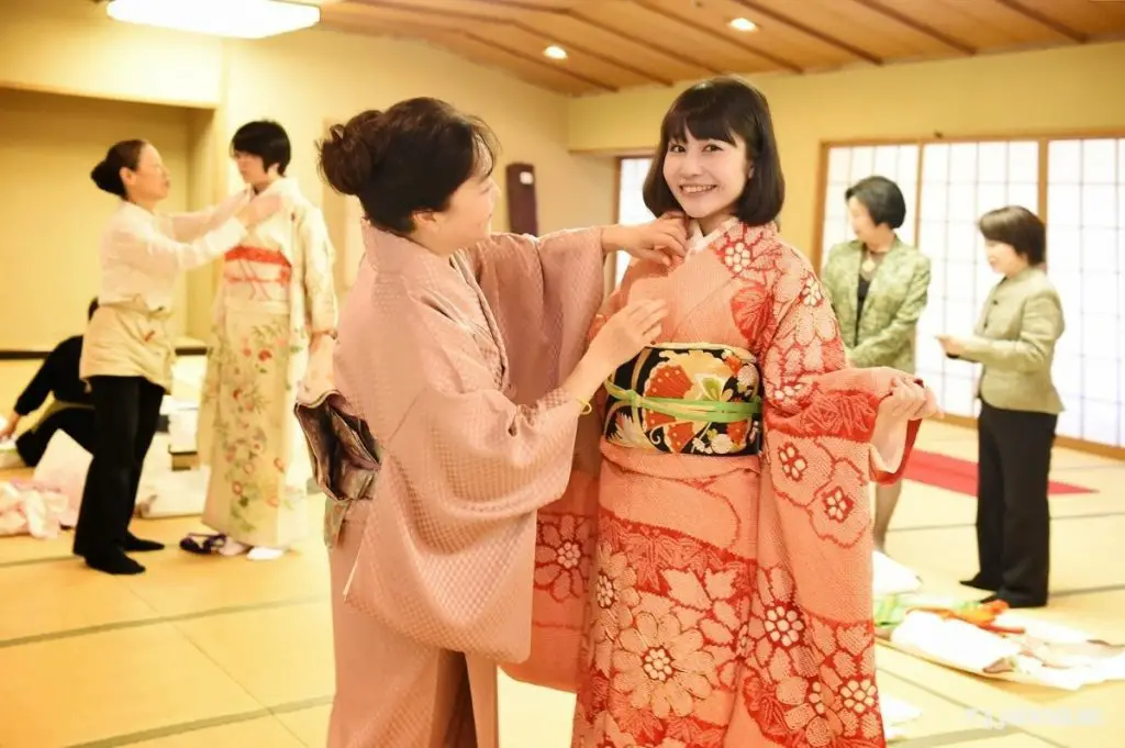 kimonoa käytetään erikoistilaisuuksissa kuten valmistujaisseremoniassa