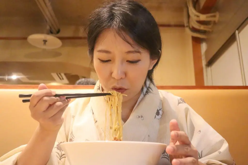 how to eat ramen with chopsticks